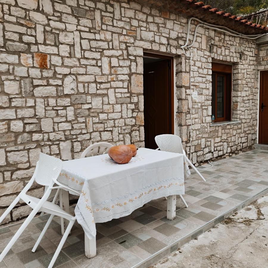 Farmhouse Qeparo Exterior photo